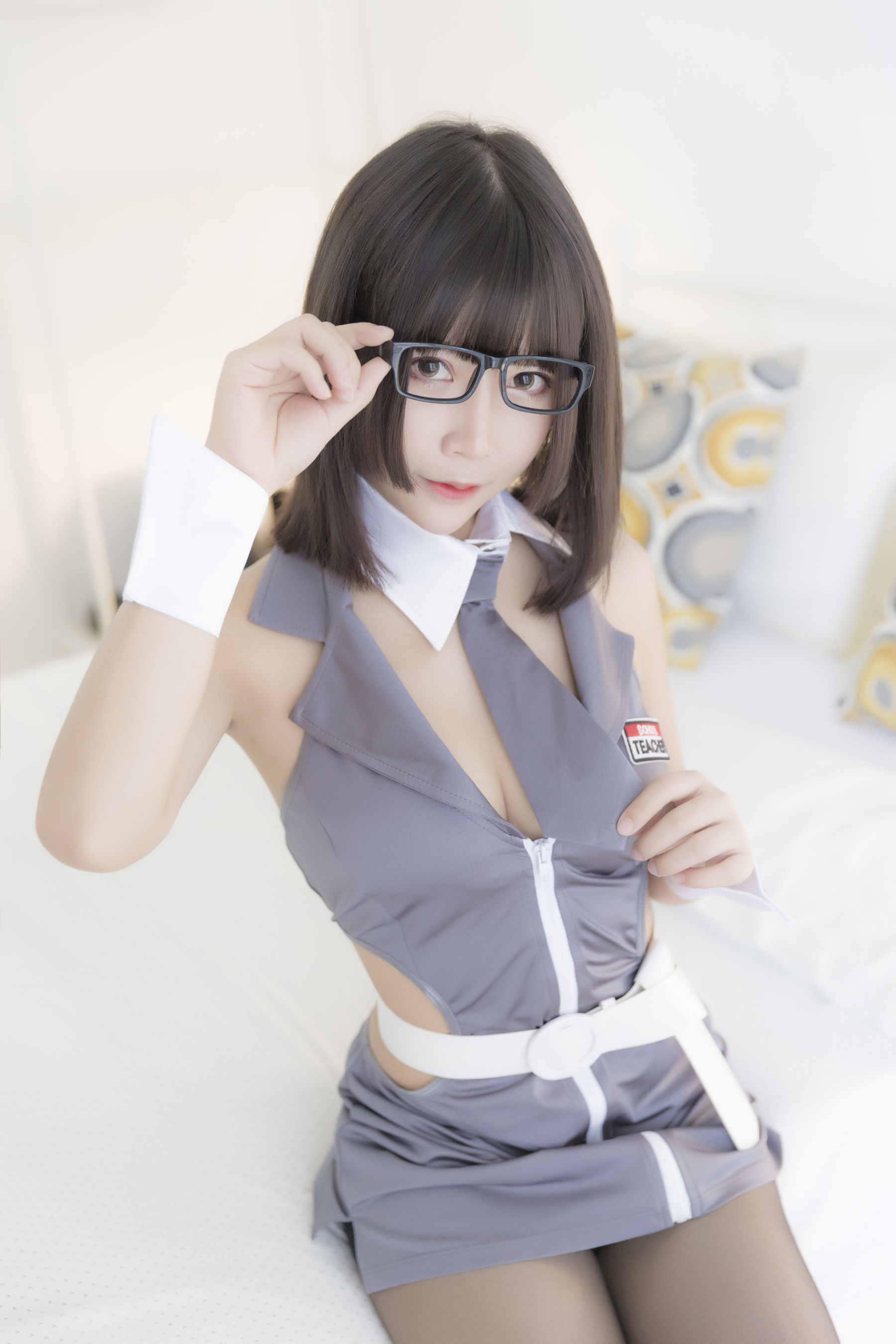 二次元妹子抱走莫子aa 黑丝制服