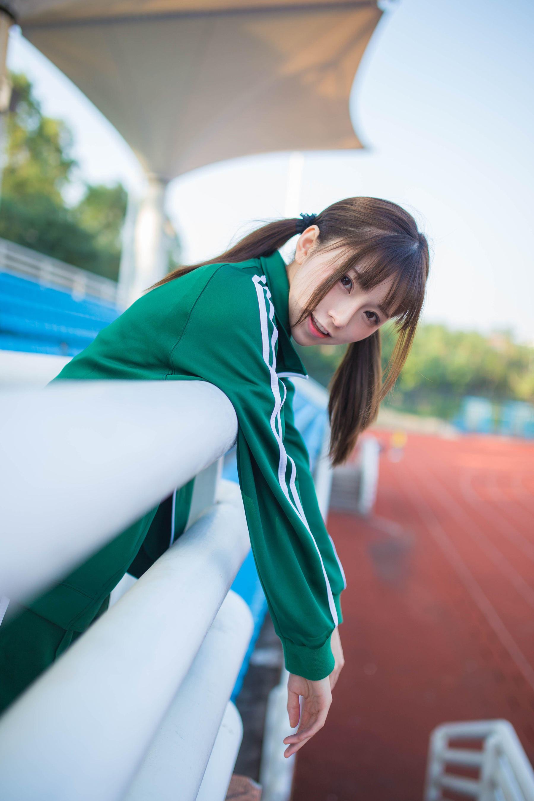 动漫博主Kitaro_绮太郎 绿色运动服女孩 - 图库库