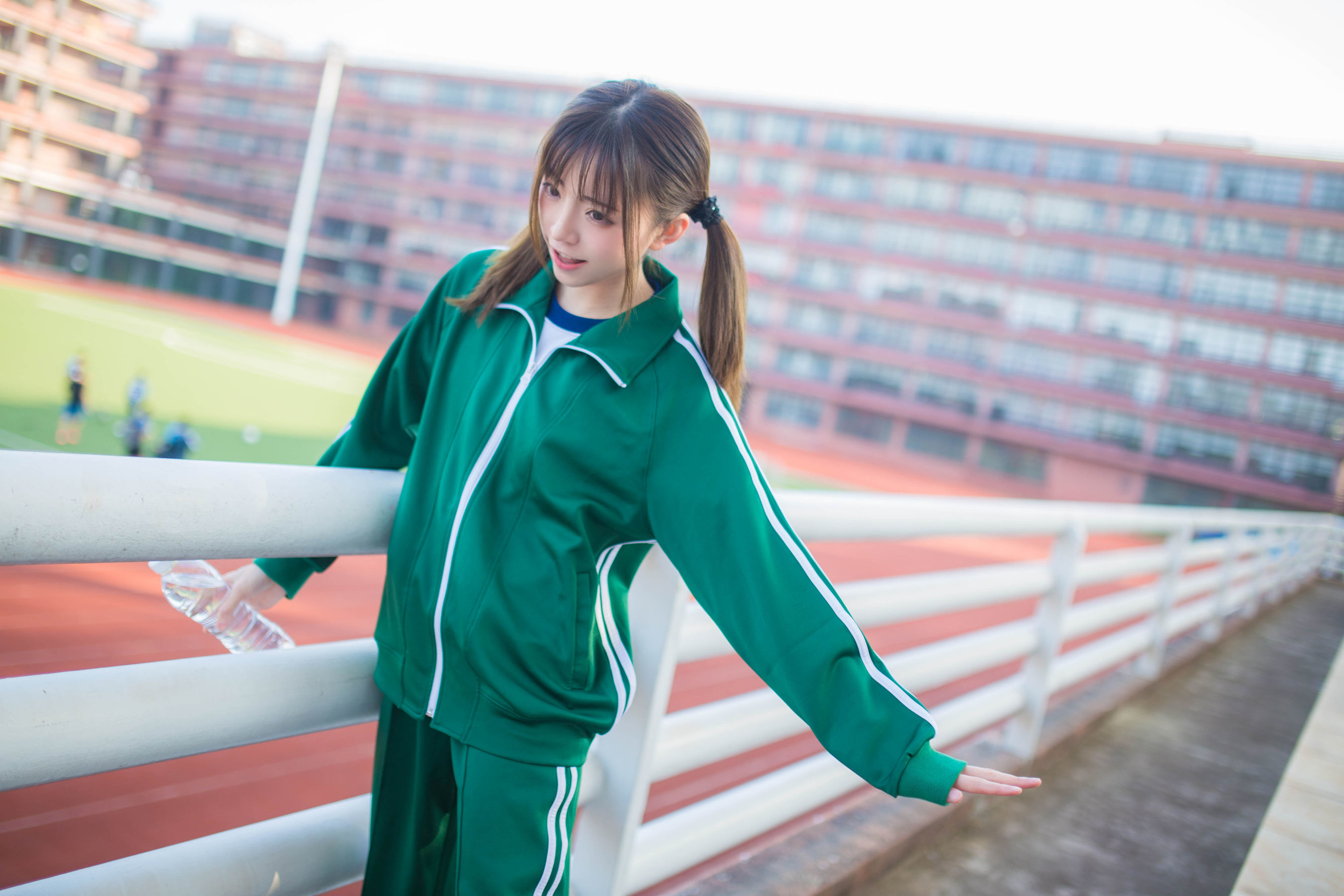 动漫博主Kitaro_绮太郎 绿色运动服女孩 - 图库库